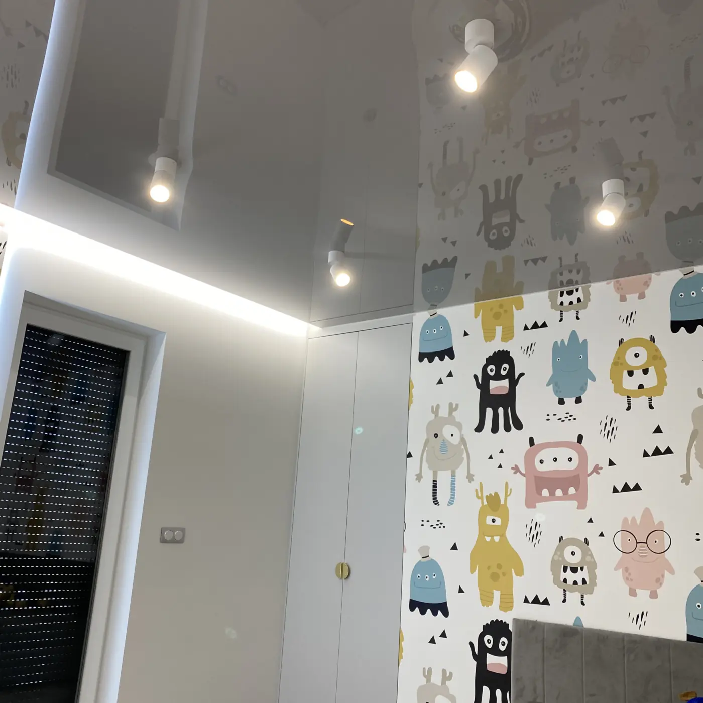 Grafitowy połyskowy sufit napinany z wnęką LED nad zabudową szafy w pokoju dziecięcym